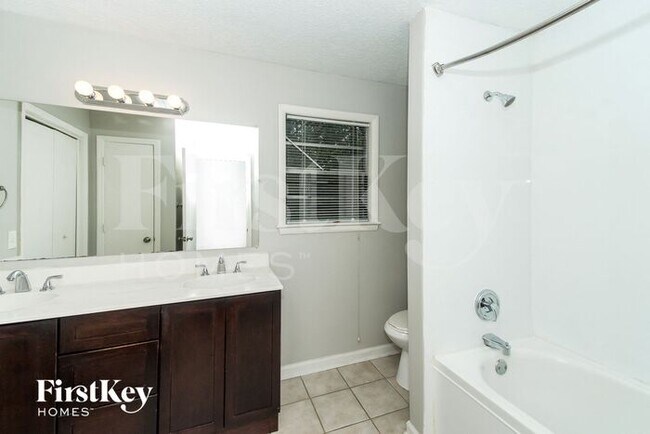 Building Photo - 302 Woodstock Dr SW