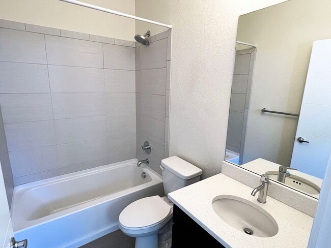 Building Photo - Luxury Slot-Style Town Home in the Heart of RiNo