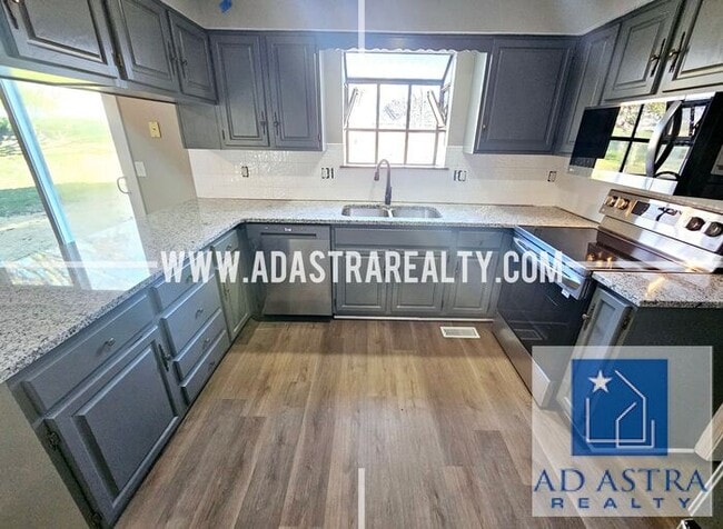 Building Photo - Very Nice 3 Bedroom 2 Bath Duplex in Overland Park-Available in JUNE!!