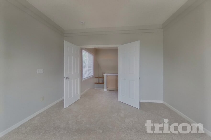 Building Photo - 16240 Quarry Hill Dr