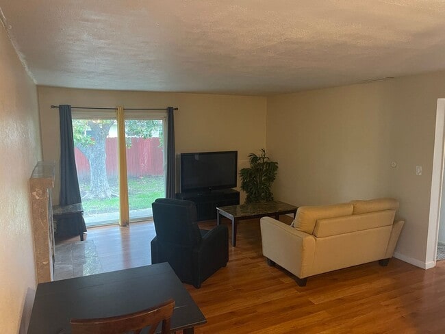 Building Photo - Ideal 4br/2ba single story with chefs kitchen