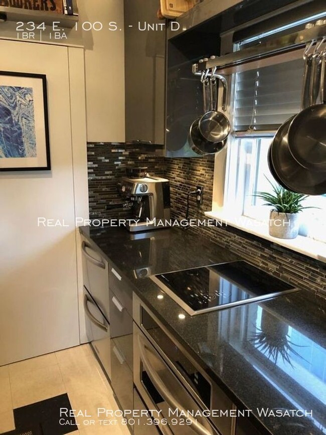 Building Photo - 1 Bedroom 1 Bathroom Unit at The Hollywood!