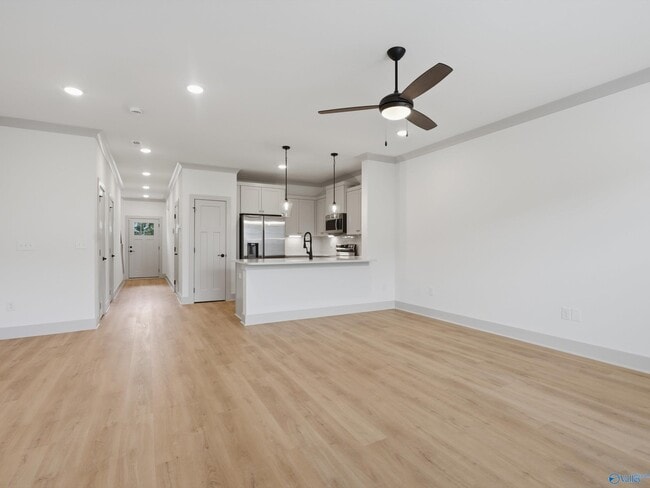 Building Photo - 6 Whispering Oak Dr SW