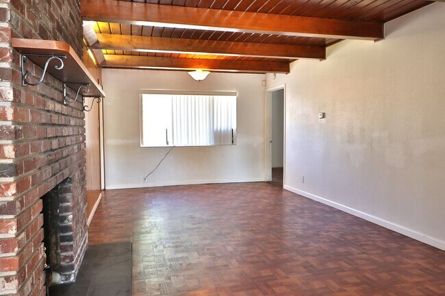 Building Photo - Roommate- Friendly 4 bedroom, 2 Bath Home Near UNR
