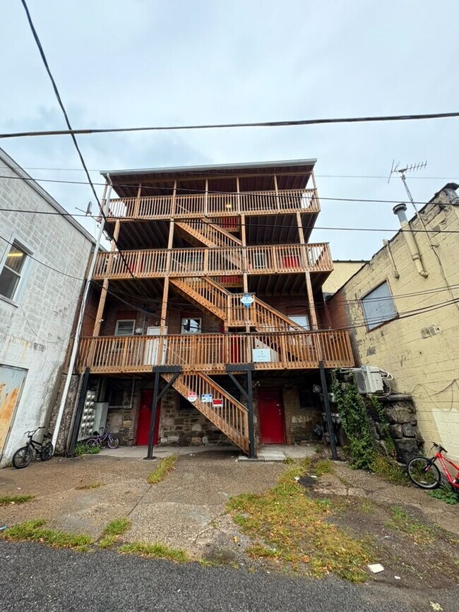 Building Photo - 30 E Main St
