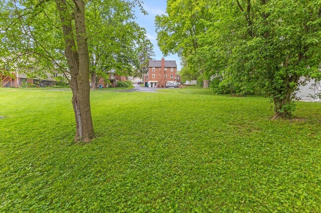 Building Photo - 547 W Main St