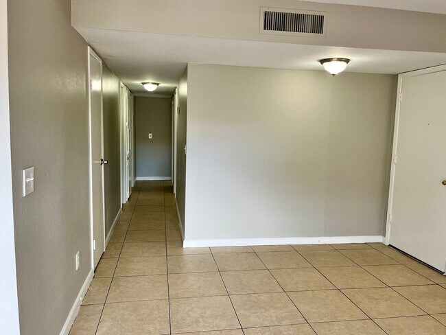 Building Photo - 3bd 2ba Townhouse - Recently Remodel!