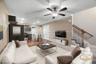 Building Photo - Timber Trails Townhome - Interior townhome with reduced rent