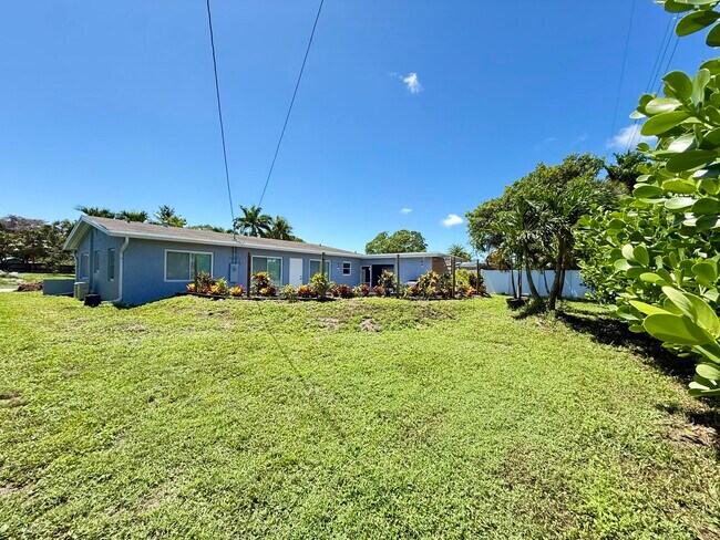 Building Photo - 1615 Crest Dr