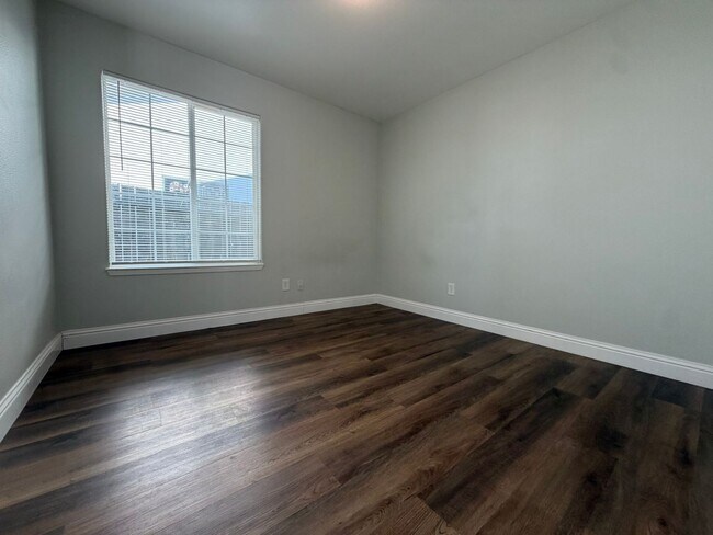Building Photo - 8267 Moorhaven Way