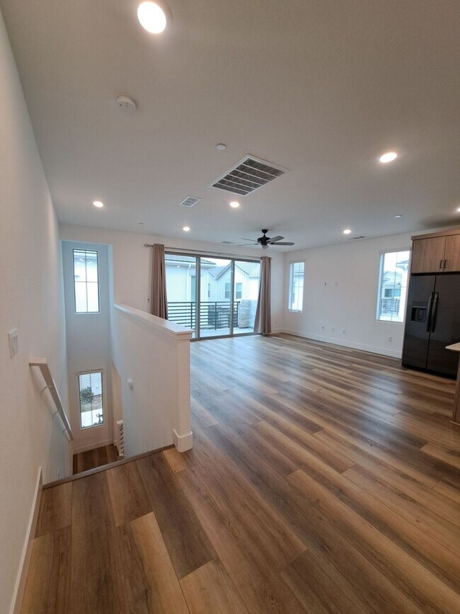 Building Photo - Experience Comfort and Style in This Venet...