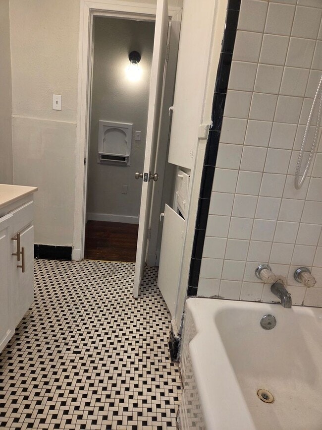 Building Photo - Spacious 4 Bed/ 2 Bath in North Jackson!