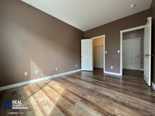 Building Photo - Spacious 5-Bedroom Home with 3-Car Garage & Fenced Yard in Kent!!