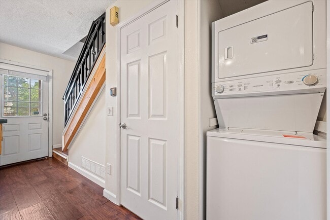 Building Photo - Warm 1 bd in heart of Aurora