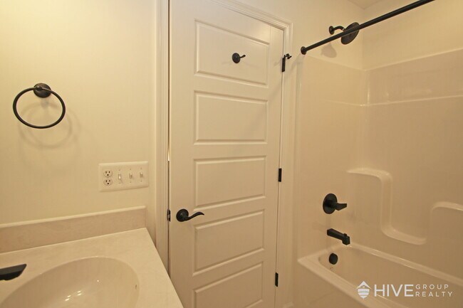 Building Photo - Beautiful End-Unit Townhouse with Pond Vie...