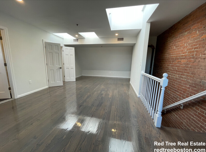 Building Photo - 1402 Beacon St