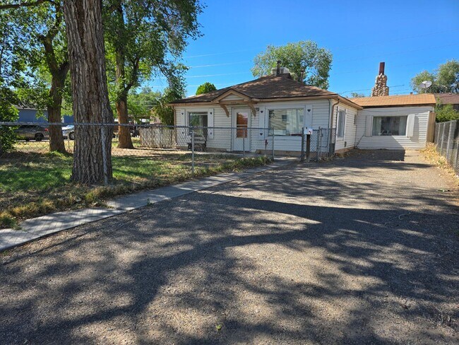 Building Photo - 1824 Rood Ave