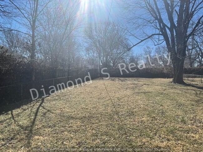Building Photo - Spacious 2 Bedroom Home - Fenced Yard!