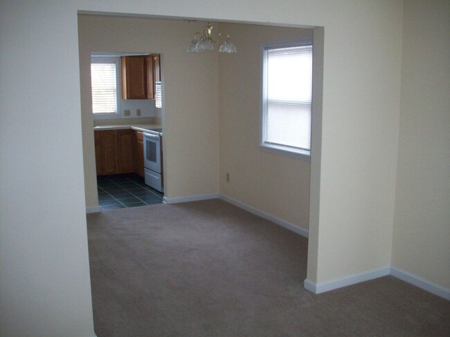 Building Photo - 2 BR Townhouse on the Golf Course