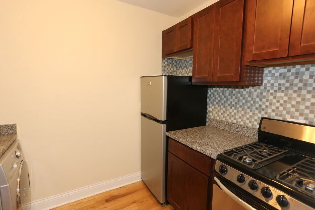 Building Photo - 1034 W George