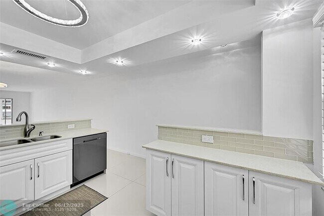 Building Photo - 3005 Portofino Isle