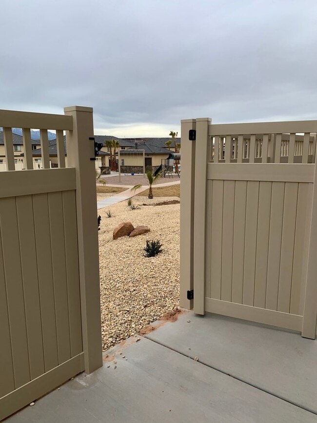 Building Photo - Spacious 3-Bedroom Townhome in Black Hawk ...