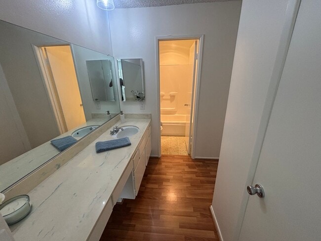 Building Photo - 2 Bedroom Condo for Rent in Newhall!