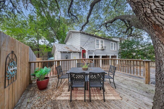 Building Photo - Charming 1-Bed Bungalow with Carport in Central San Antonio – Cozy, Bright, and Move-In Ready!