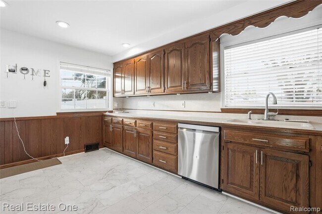 Building Photo - 6341 N Charlesworth St