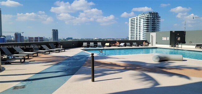 Building Photo - 1750 N Bayshore Dr
