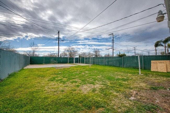 Building Photo - Beautifully Updated 3-Bedroom Single-Famil...