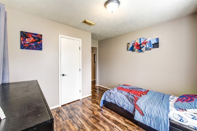 Building Photo - 5143 W Harrow Dr