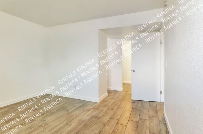 Building Photo - 828 S Langley Ave