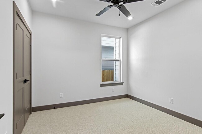 Building Photo - 4805 Paula St