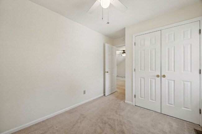 Building Photo - 2 bed 1 bath with fenced in yard in Norfolk