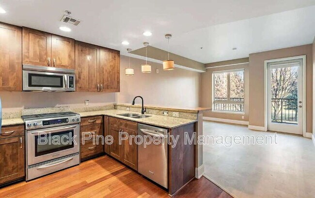 Building Photo - 323 W Jefferson St