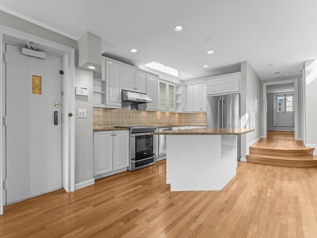 Building Photo - 458 Beacon St