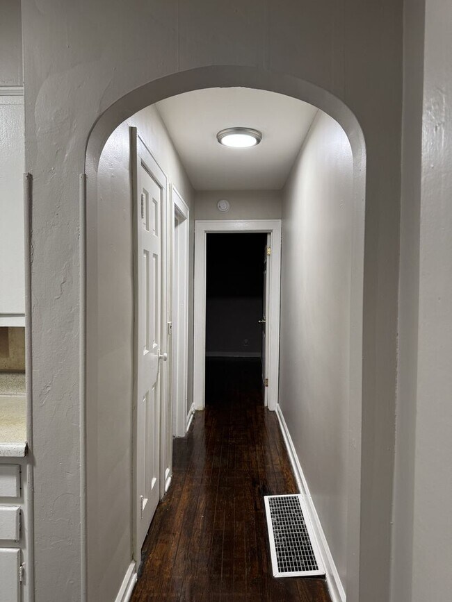 Building Photo - 1 bed 1 bath duplex