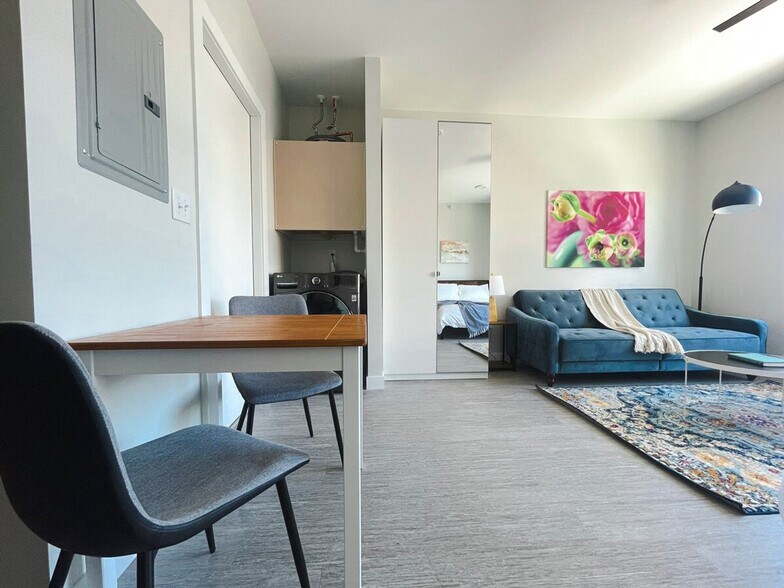 Building Photo - 2530 University Ave