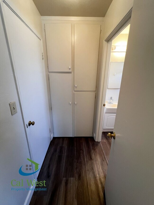 Building Photo - $1995 - Cozy 1/1 located near the Rose Garden