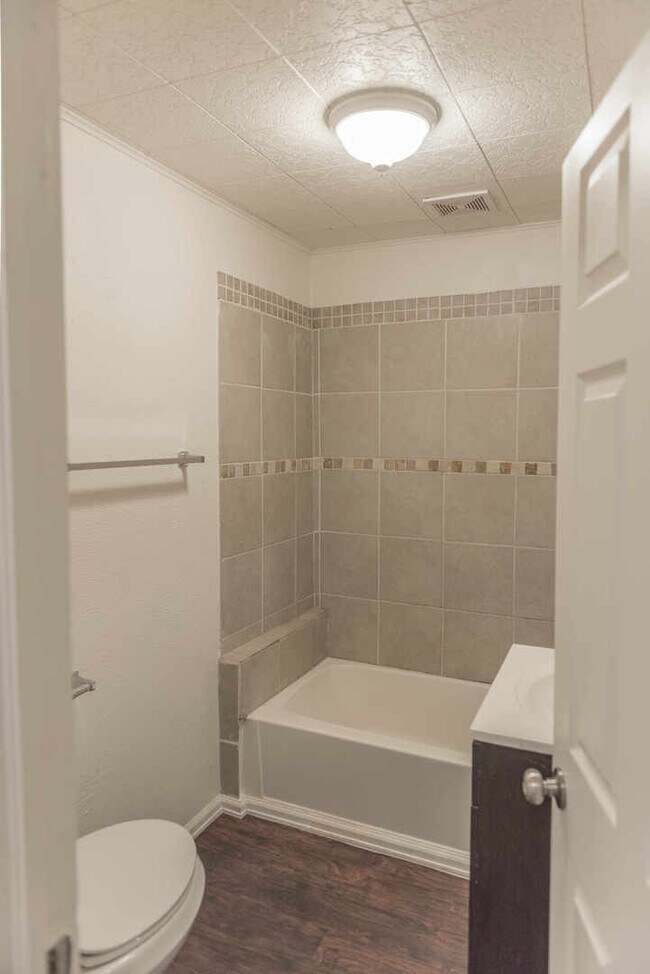 Building Photo - UPDATED 2 Bedrm  1Bath Home - Granite, Stainless Steel Appliances