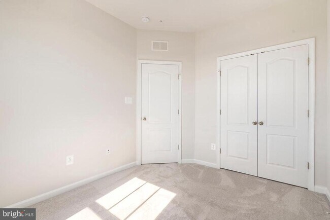 Building Photo - 5911 Garden Walk Dr
