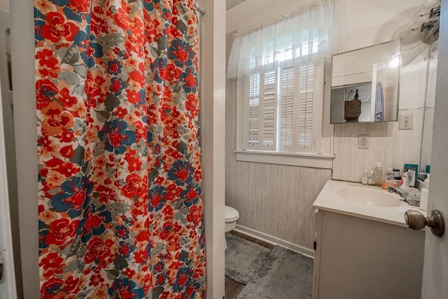 Building Photo - 4 Bedroom/ 2 Bathroom House - Downtown - A...