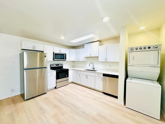 Building Photo - Modern Style Renovated 2 Bedroom with Wash...