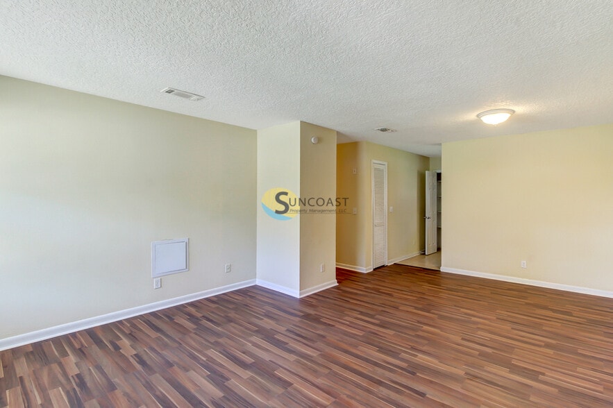 Building Photo - 7438 Jade Dr N