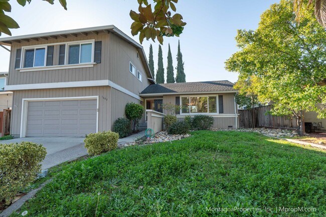 Building Photo - Spacious custom 4 bedroom home with pool and 2 car garage!