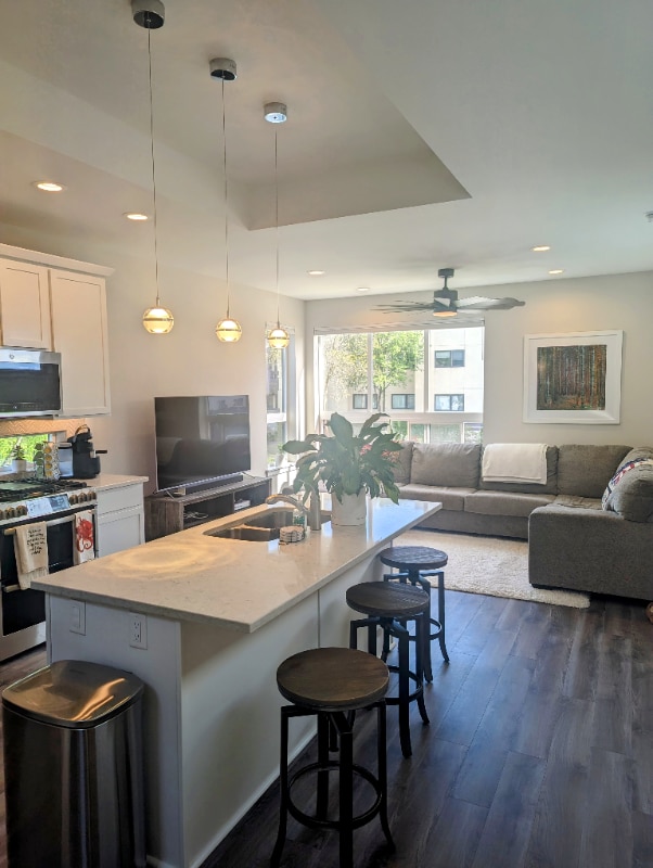 Building Photo - 957 W 12th Ave