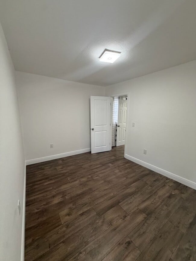 Building Photo - 3813 E Miller Ave