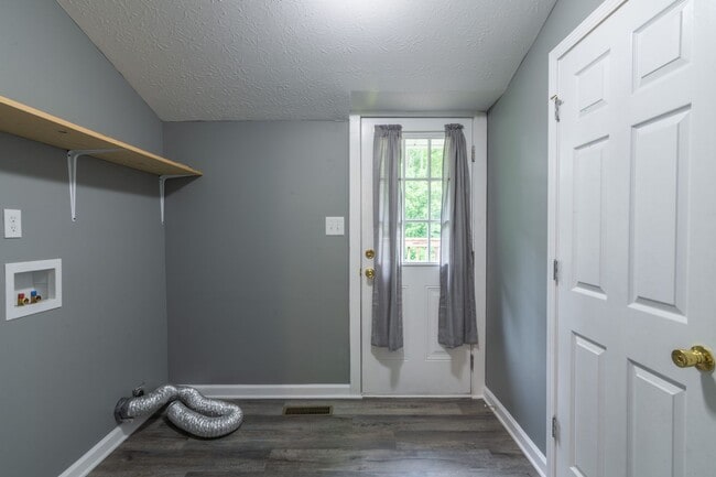 Building Photo - Charming home in the center of Lafayette!