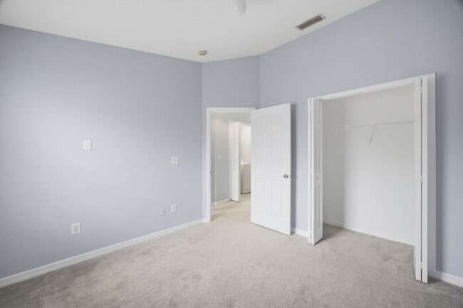 Building Photo - Villages of Bloomingdale